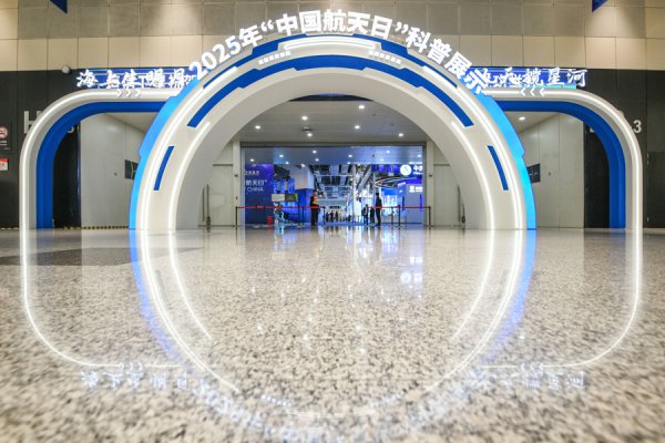 精品成人片深夜 最火展位来了！月球正面后头月壤样品初次亮相上海